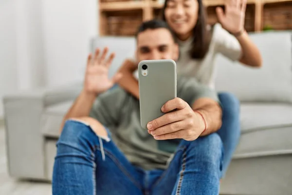 Jovem Casal Latino Sorrindo Feliz Ter Chamada Vídeo Usando Smartphone — Fotografia de Stock