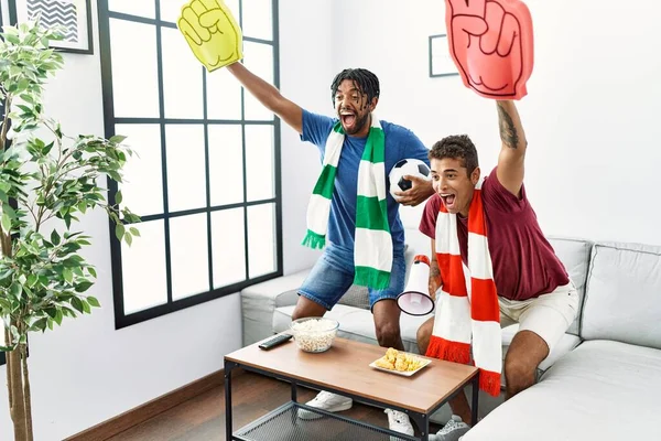 Двоє Чоловіків Друзів Підтримують Футбольний Матч Сидячи Дивані Вдома — стокове фото