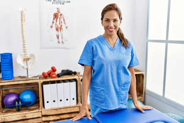 Middelbare Leeftijd Spaanse Fysiotherapeut Vrouw Werken Bij Pijn Herstel Kliniek — Stockfoto