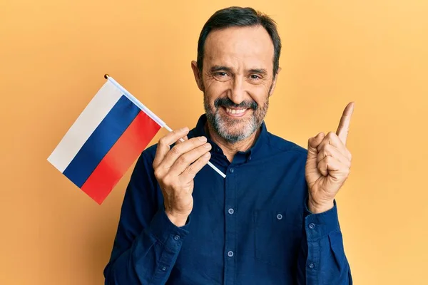 Orta Yaşlı Spanyol Adam Elinde Rusya Bayrağı Tutarken Gülümsüyor — Stok fotoğraf