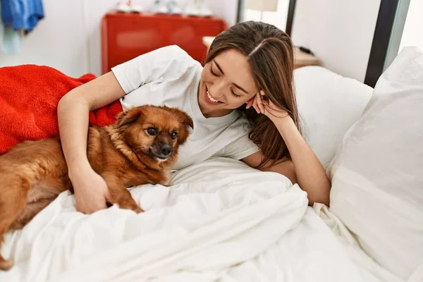 Ung Latinamerikansk Kvinna Kramar Hund Liggande Sängen Sovrummet — Stockfoto