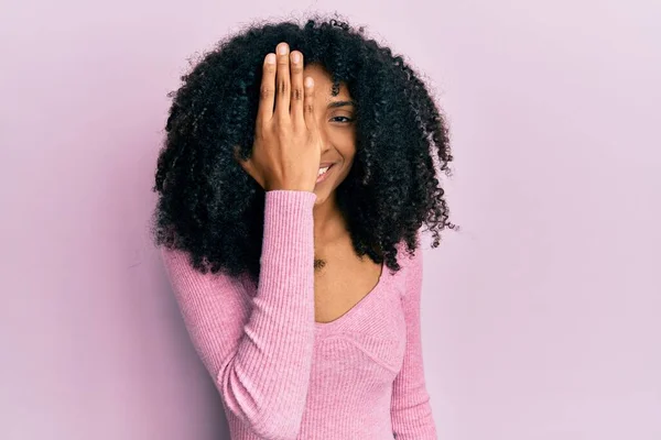 Африканская Американка Афроволосами Розовой Рубашке Прикрывающей Один Глаз Рукой Уверенная — стоковое фото