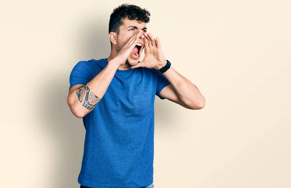 Mladý Hispánec Nosí Ležérní Tričko Křičí Vzteky Rukama Nad Pusou — Stock fotografie