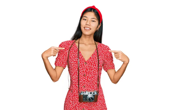 Piękna Młoda Azjatycka Kobieta Sukience Vintage Aparat Wyglądający Pewnie Uśmiechem — Zdjęcie stockowe
