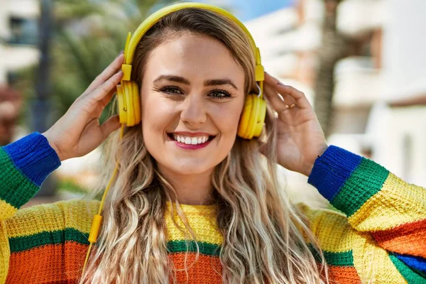 Mujer Rubia Joven Escuchando Música Con Auriculares Parque — Foto de Stock