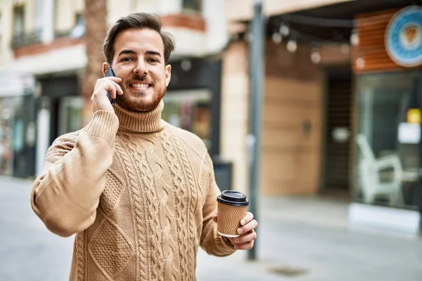 Jonge Blanke Man Gesprek Smartphone Het Drinken Van Koffie Stad — Stockfoto