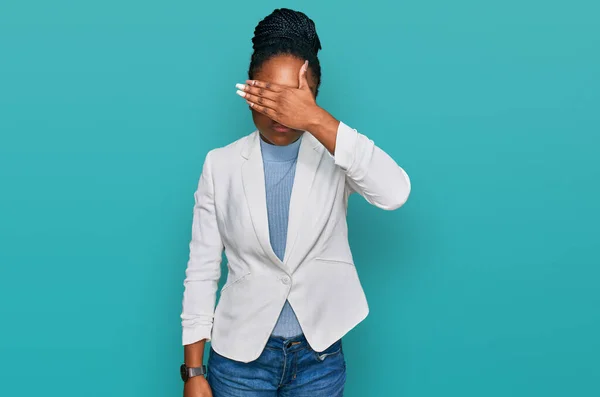 若いアフリカ系アメリカ人の女性は 目を手で覆い 真剣に悲しい顔をしてビジネス服を着ていた 目立たず隠し拒否の概念 — ストック写真