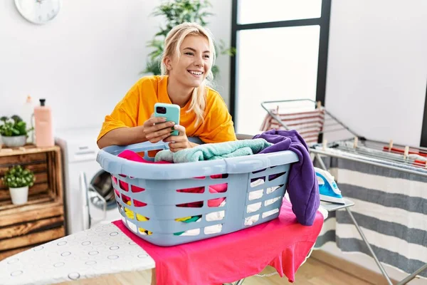 Joven Chica Rubia Sonriendo Feliz Haciendo Colada Casa —  Fotos de Stock