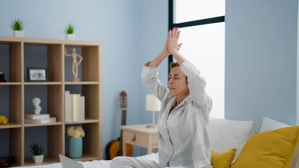 Medelålders Latinamerikansk Kvinna Som Har Online Yoga Session Sittande Sängen — Stockfoto