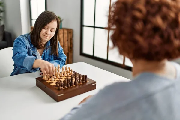 Starší Matka Dolů Syndrom Dcera Hraje Šachovnici Doma — Stock fotografie