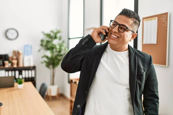 Junger Lateinischer Geschäftsmann Lächelt Fröhlich Und Spricht Auf Dem Smartphone — Stockfoto