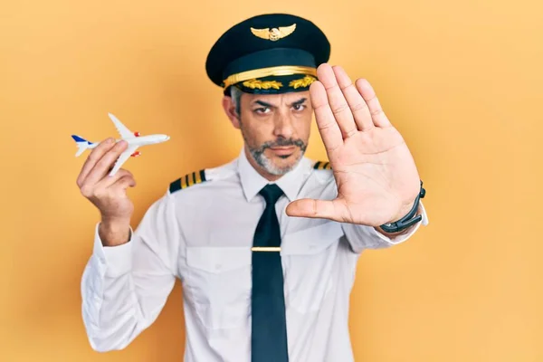 Pohledný Muž Středního Věku Šedými Vlasy Sobě Letadlo Pilot Uniforma — Stock fotografie