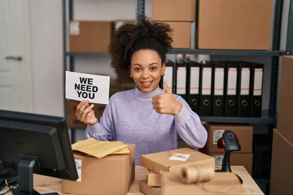 Young African American Woman Working Small Business Ecommerce Holding Banner — стоковое фото