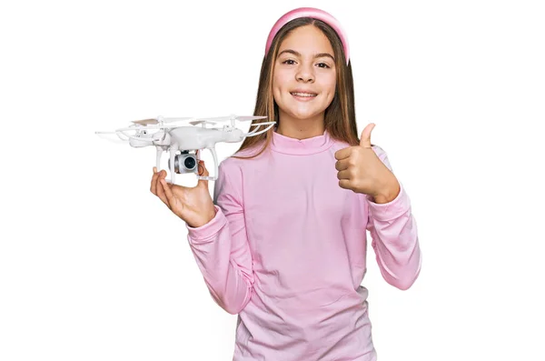 Menina Morena Bonita Usando Drone Sorrindo Feliz Positivo Polegar Para — Fotografia de Stock