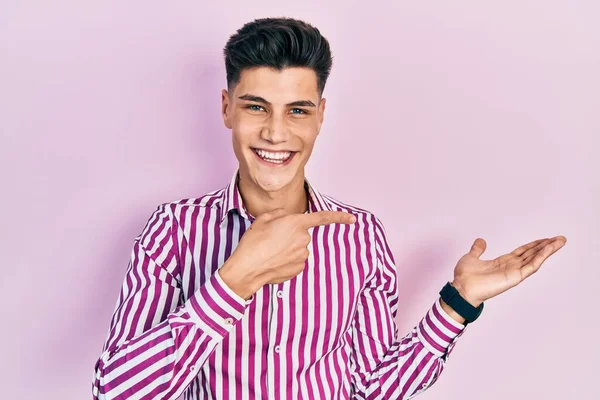 Joven Hispano Vestido Con Ropa Casual Asombrado Sonriendo Cámara Mientras — Foto de Stock
