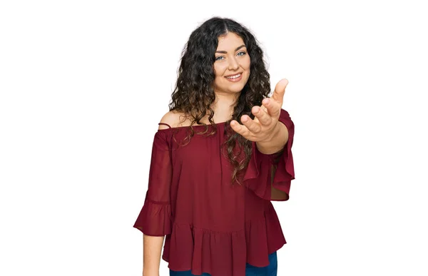 Молода Іспаномовна Дівчина Повсякденному Одязі Посміхається Доброзичливо Пропонуючи Рукостискання Привітання — стокове фото
