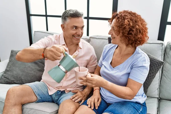 Medelålders Man Och Kvinna Par Dricker Kaffe Sittandes Soffan Hemma — Stockfoto