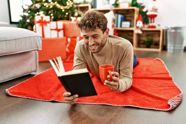 Genç Spanyol Adam Kitap Okuyor Evdeki Noel Ağacının Yanında Kahve — Stok fotoğraf