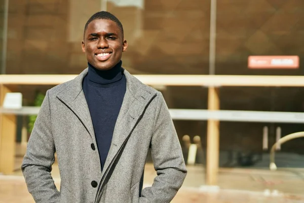 Jeune Homme Afro Américain Souriant Heureux Debout Ville — Photo