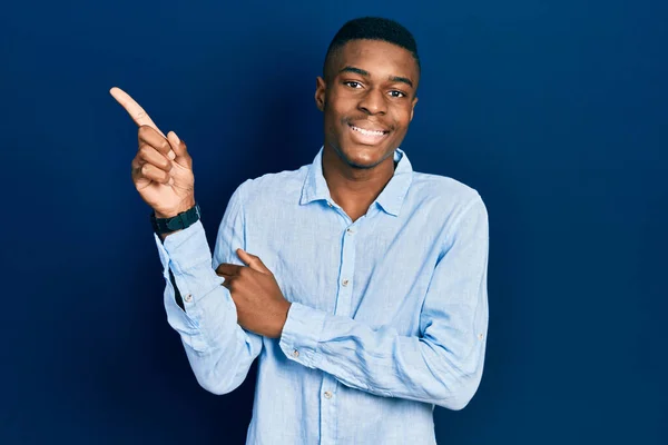 Νεαρός Αφροαμερικάνος Που Φοράει Καθημερινά Ρούχα Ένα Μεγάλο Χαμόγελο Στο — Φωτογραφία Αρχείου