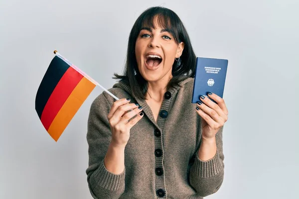 Ung Latinamerikansk Kvinna Håller Germany Flagga Och Pass Firar Galen — Stockfoto