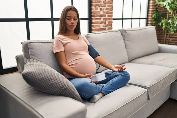 Mladá Těhotná Žena Pomocí Monitoru Krevního Tlaku Sedí Pohovce Dělá — Stock fotografie