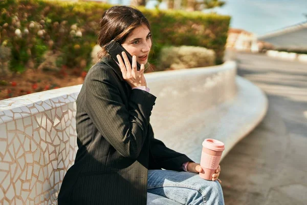 Giovane Bella Donna Affari Che Parla Sullo Smartphone Beve Caffè — Foto Stock