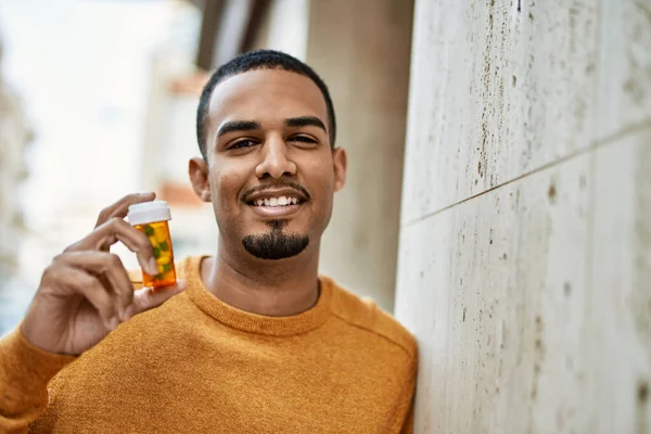 Ung Afrikansk Amerikansk Man Ler Glad Hålla Piller Stan — Stockfoto