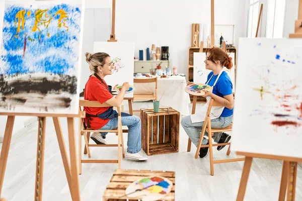 两名女艺术家笑着在艺术学校画快乐画 — 图库照片