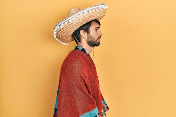Fiatal Spanyol Férfi Gazdaság Mexikói Kalap Látszó Oldalra Pihenni Profil — Stock Fotó