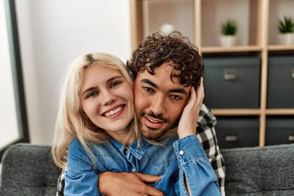 Jovem Casal Sentado Sofá Abraçando Casa — Fotografia de Stock