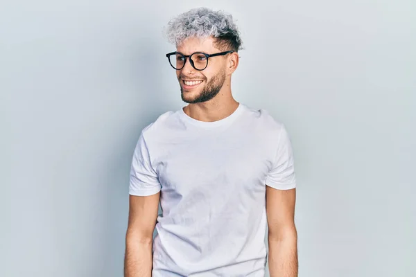 Modern Boyalı Saçlı Beyaz Tişörtlü Gözlüklü Yüzünde Gülümsemeyle Yan Yana — Stok fotoğraf