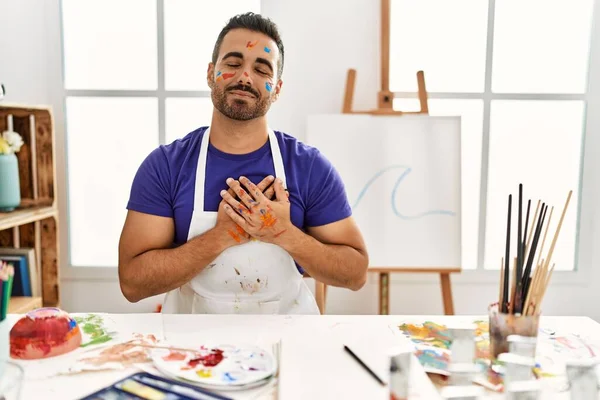 Joven Hombre Hispano Con Barba Estudio Arte Con Cara Pintada — Foto de Stock