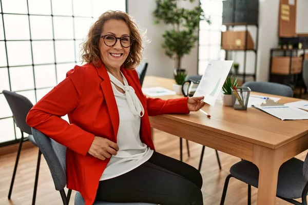 Mujer Negocios Caucásica Mediana Edad Sonriendo Feliz Trabajando Oficina —  Fotos de Stock