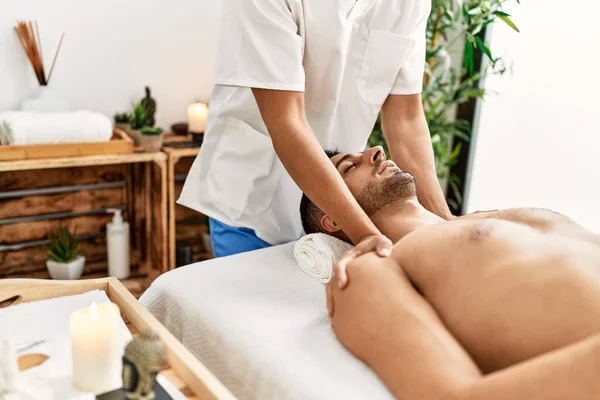 Två Latinamerikanska Män Terapeut Och Patient Som Har Ansiktsmassage Skönhetscentret — Stockfoto