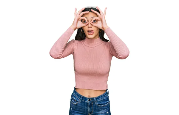 평상복을 쌍안경으로 내밀고 손가락을 응시하는 몸짓을 스페인 여자가 — 스톡 사진