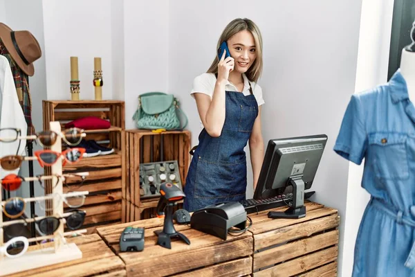 Giovane Donna Cinese Che Parla Sullo Smartphone Lavorando Negozio Abbigliamento — Foto Stock