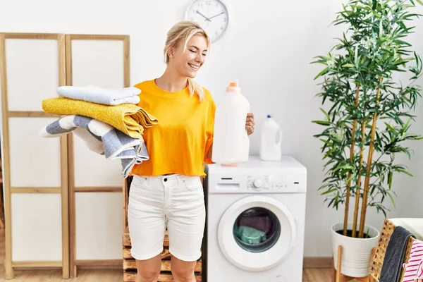 Çamaşır Yıkayan Genç Sarışın Kız Evde Deterjan Şişesi Tutuyor — Stok fotoğraf
