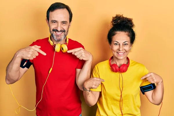 Coppia Mezza Età Donna Ispanica Uomo Con Indosso Abbigliamento Sportivo — Foto Stock