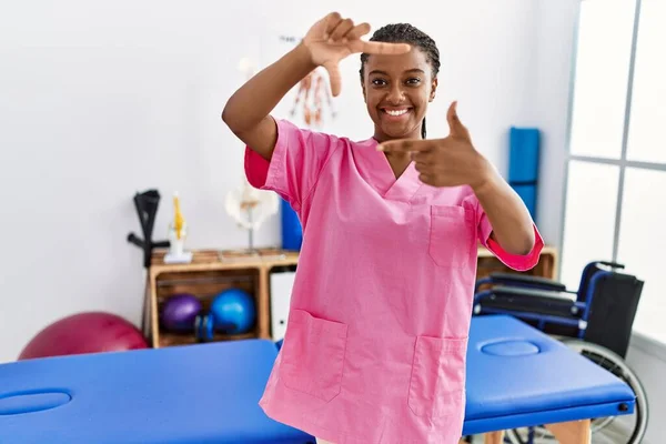 Jonge Afro Amerikaanse Vrouw Die Werkt Bij Pijnbestrijding Kliniek Glimlachend — Stockfoto