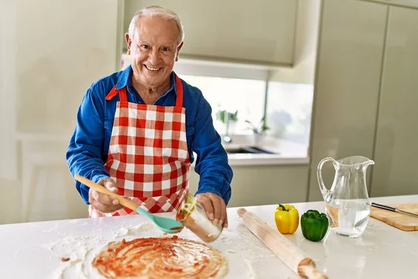 Senior Άνθρωπος Χαμογελά Αυτοπεποίθηση Μαγείρεμα Πίτσα Στην Κουζίνα — Φωτογραφία Αρχείου