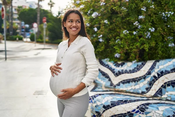 Jovem Mulher Latina Grávida Sorrindo Confiante Tocando Barriga Rua — Fotografia de Stock