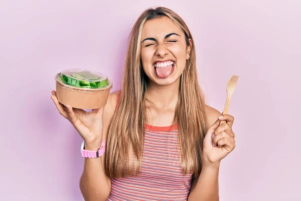 Hermosa Mujer Hispana Comiendo Ensalada Sacando Lengua Feliz Con Expresión —  Fotos de Stock