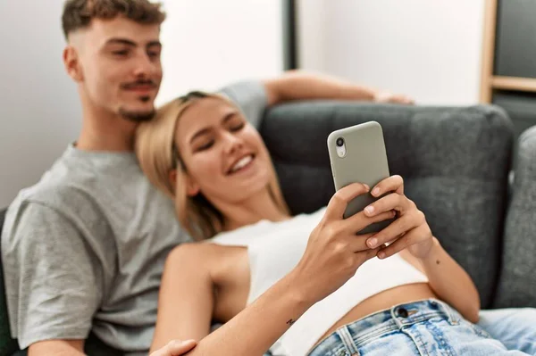 Jovem Casal Caucasiano Sorrindo Feliz Usando Smartphone Casa — Fotografia de Stock