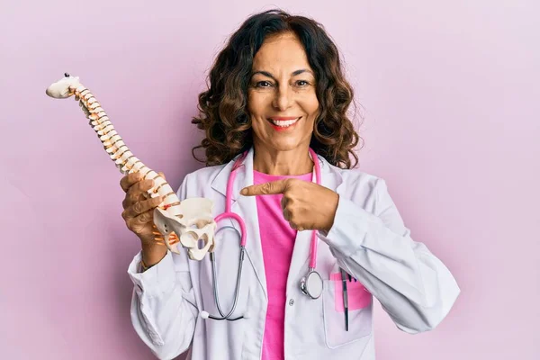 Středního Věku Hispánský Lékař Žena Drží Anatomický Model Páteře Úsměvem — Stock fotografie