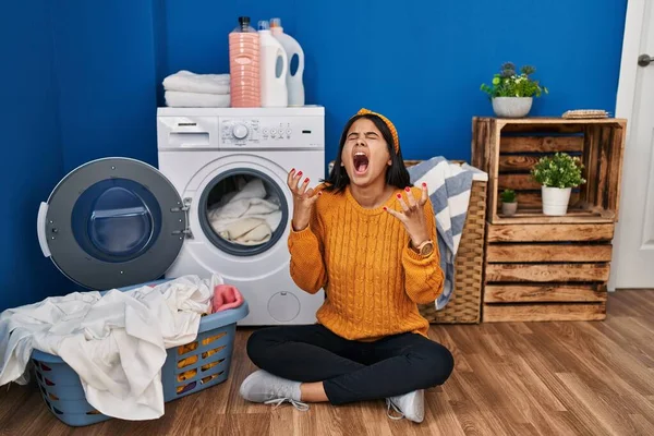 Junge Hispanische Frau Beim Wäschewaschen Verrückt Und Verrückt Schreiend Und — Stockfoto