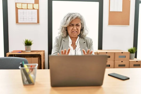 Mulher Negócios Meia Idade Sentada Mesa Trabalhando Usando Laptop Escritório — Fotografia de Stock