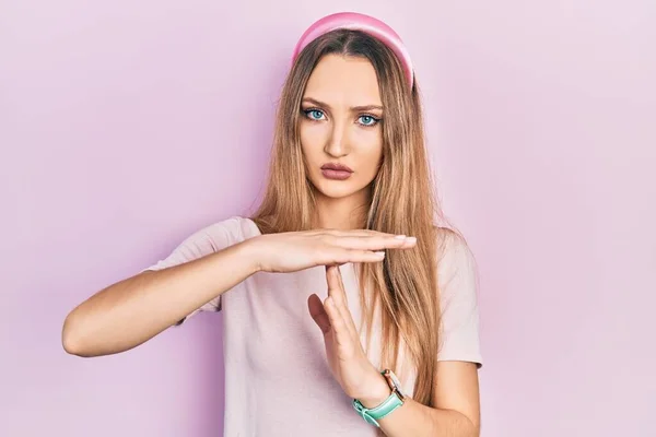 Ung Blond Flicka Bär Casual Kläder Gör Time Out Gest — Stockfoto