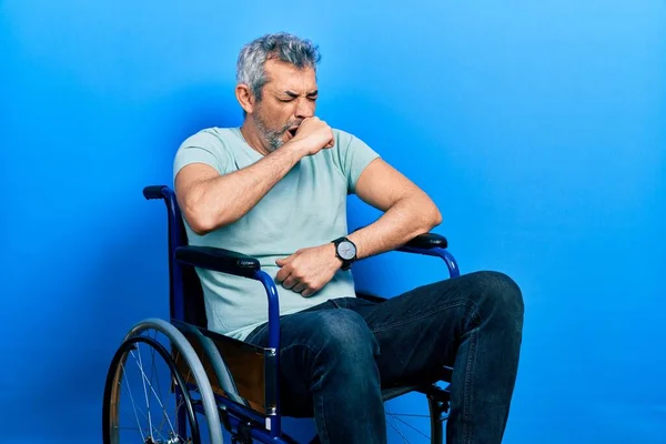 Yakışıklı Orta Yaşlı Gri Saçlı Tekerlekli Sandalyede Oturan Kendini Iyi — Stok fotoğraf