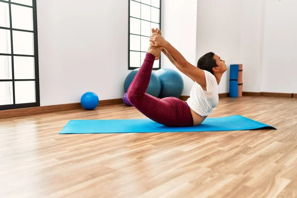 Jeune Femme Hispanique Étirant Centre Sportif — Photo